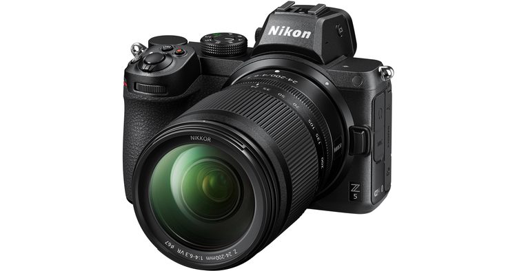 Nikon Z5 с установленным зум-объективом