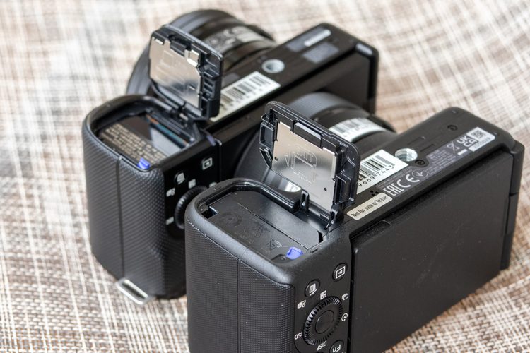 Открытые аккумуляторные отсеки Sony ZV-E10 и ZV-E10 II