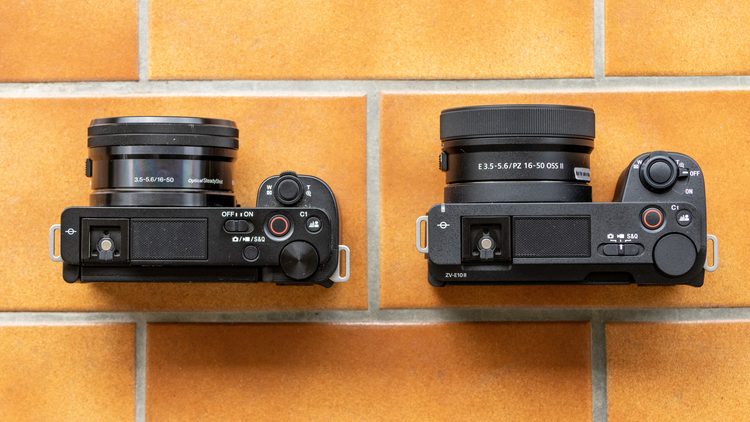 Sony ZV-E10 слева и Sony ZV-E10 II справа, вид сверху