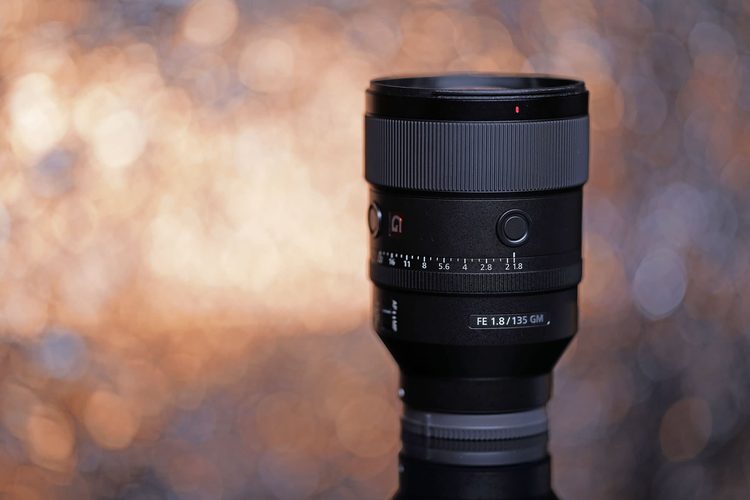 Sony FE 135mm F1.8 GM на столе