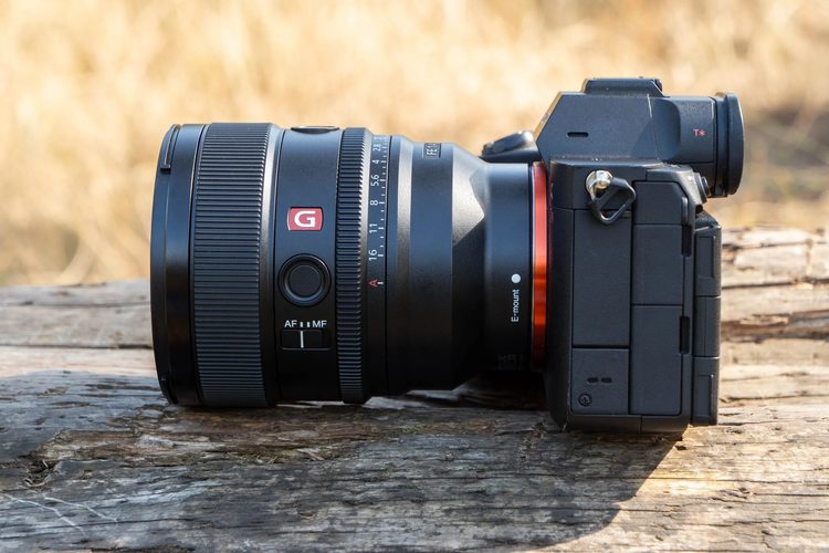 Sony FE 85mm F1.4 GM II на камере