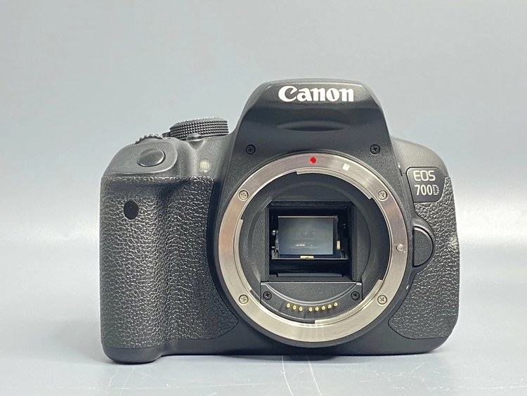 Зеркальная камера Canon EOS 700D с байонетом EF