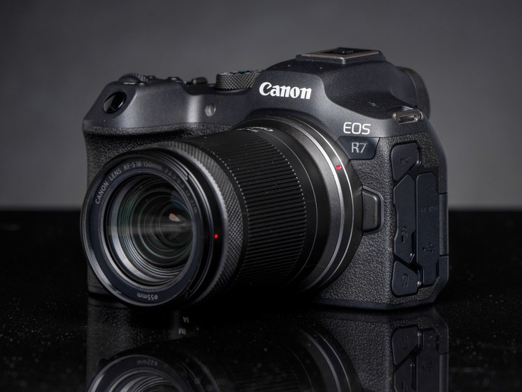 Камера Canon EOS R7 с объективом