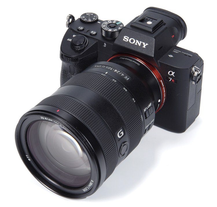 Объектив Sony FE 24-105mm F4 G OSS на камере