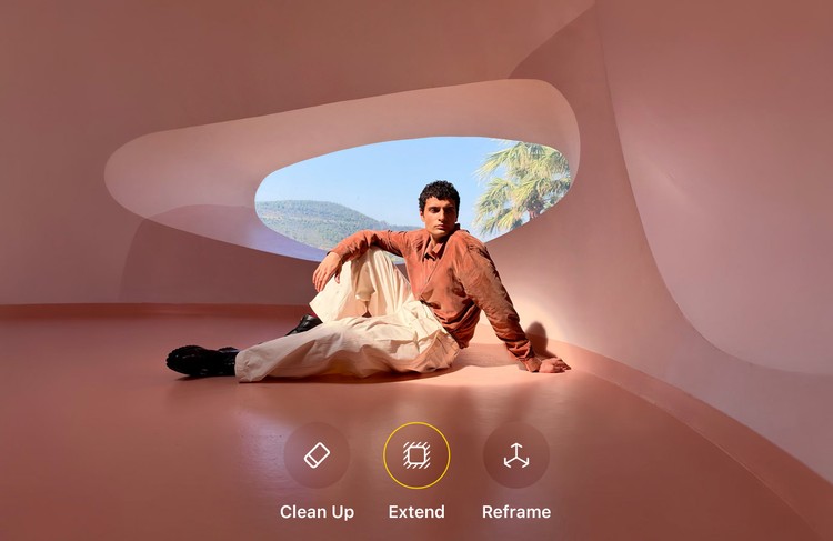 Портрет мужчины с инструментами Clean Up, Extend и Reframe