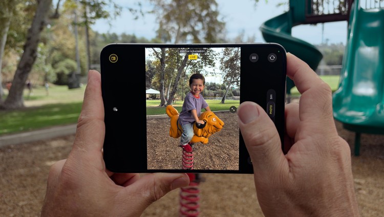 Съёмка ребёнка на площадке с помощью iPhone Duo