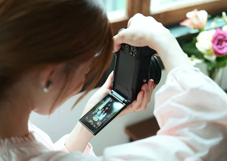Фотограф снимает на Nikon Z5IIC с откинутым экраном