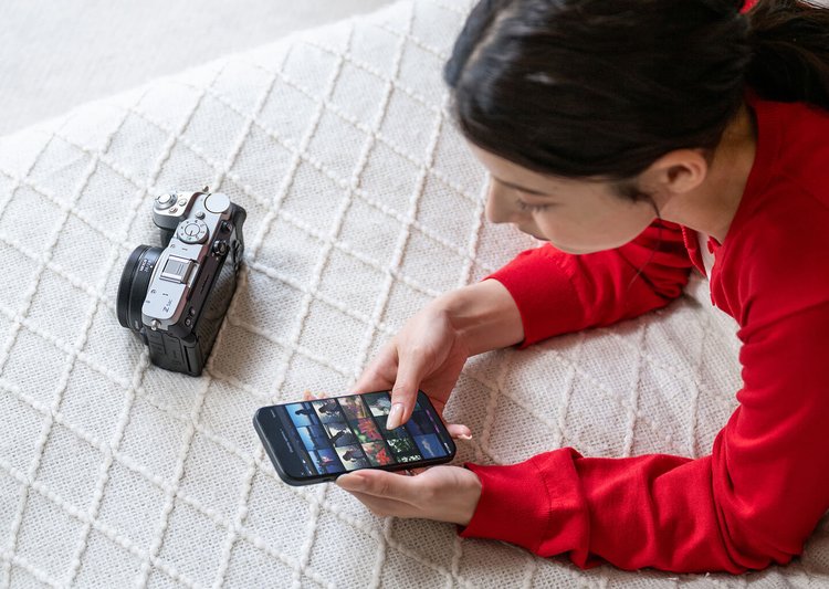 Nikon Z5IIC рядом со смартфоном во время просмотра снимков