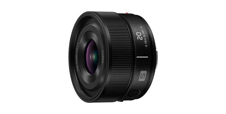 Panasonic LUMIX S 20mm F2.5, вид спереди под углом