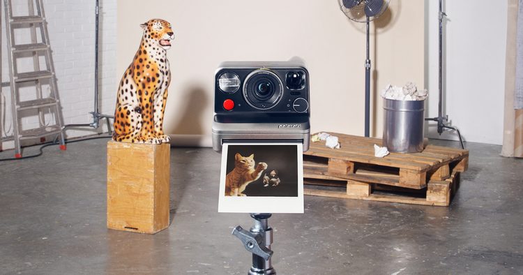 Камера Polaroid Mod на штативе в студии