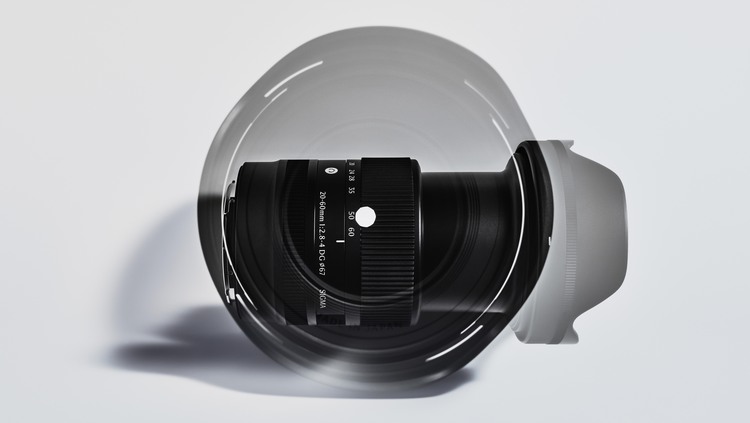 Sigma 20-60mm F2.8-4 DG Contemporary с блендой в металлическом круге