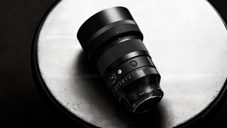 Sigma 85mm F1.2 DG Art с блендой на металлической поверхности