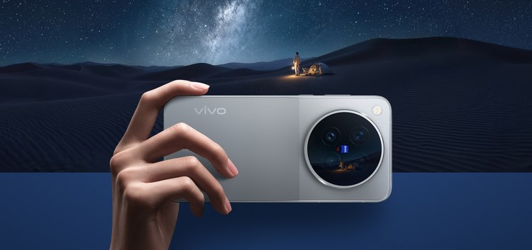 Vivo X500 Pro в руке на фоне ночного пейзажа