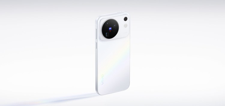 Белый vivo X500 с основным и перископическим модулями