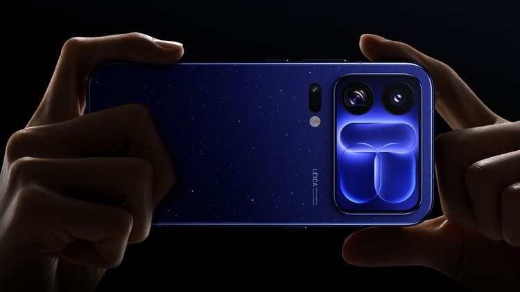 Xiaomi 18 Pro Max в синем корпусе держат горизонтально
