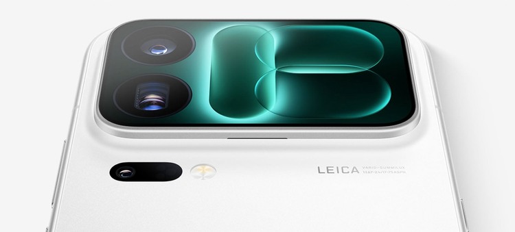 Крупный план объективов и заднего экрана белого Xiaomi 18 Pro
