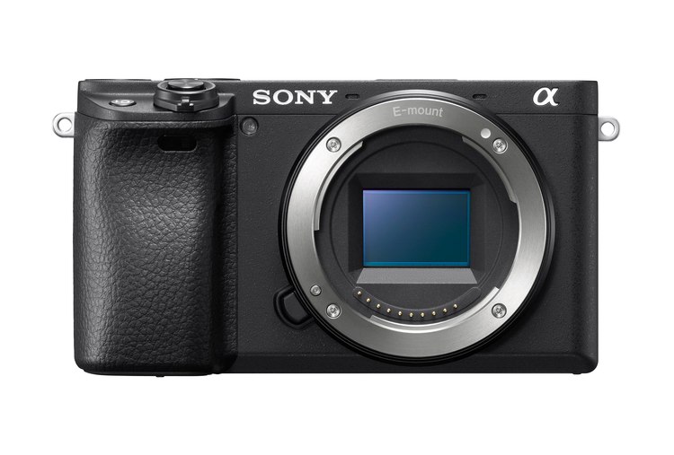 Sony A6400 без объектива, вид спереди