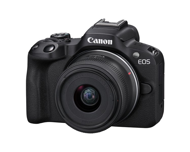Canon EOS R50 с объективом RF-S 18-45 мм