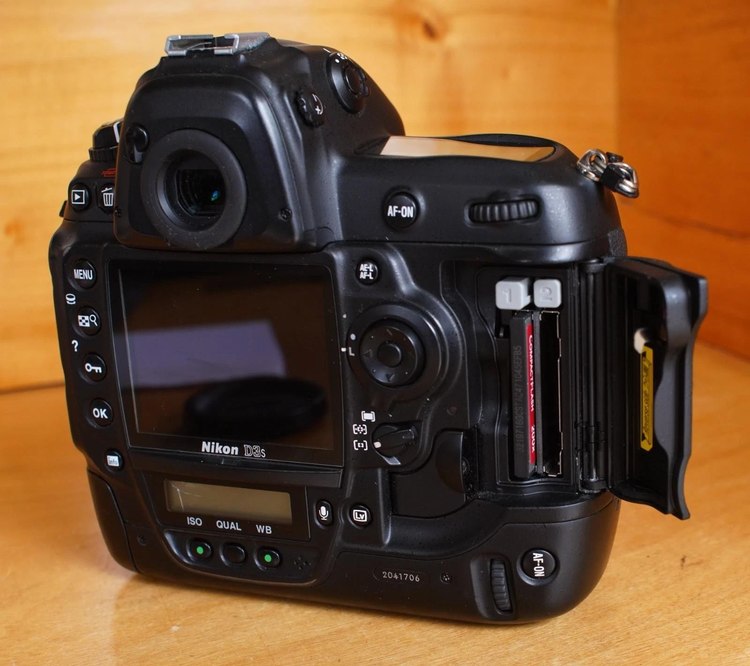 Задняя панель Nikon D3s с открытым отсеком карт памяти