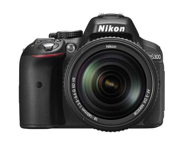 Nikon D5300 с объективом 18–140 мм