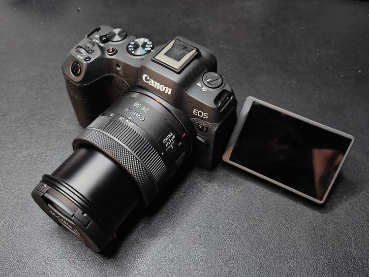 Canon EOS R8 с объективом