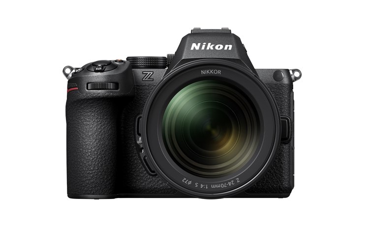Nikon Z5 II с объективом, вид спереди