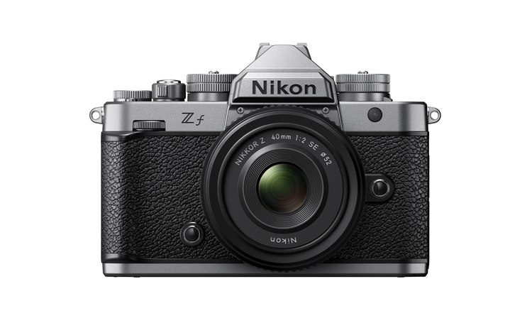 Серебристая Nikon Zf с компактным объективом