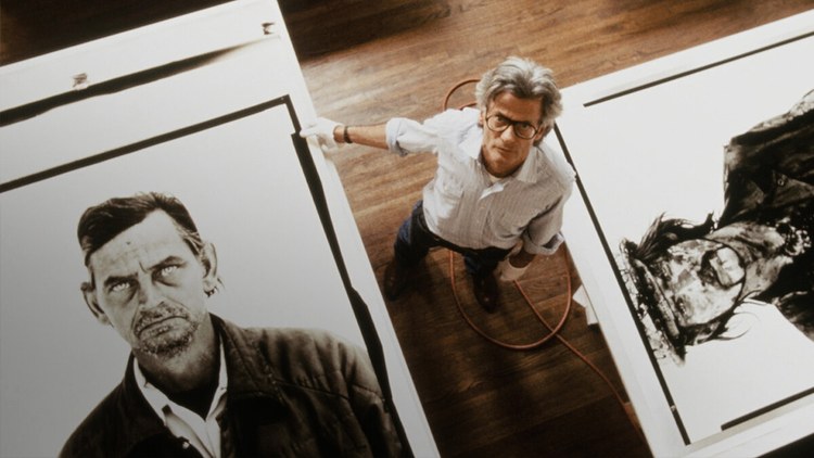 Кадр из фильма Avedon с фотографиями на полу