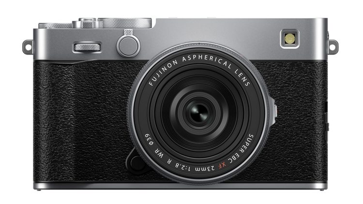 Серебристая Fujifilm X-E5 с объективом XF23mm F2.8 R WR