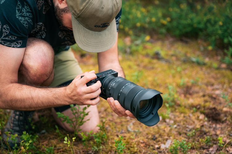 Фотограф снимает на Sigma 28-105mm F2.8 DG DN Art