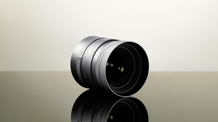 Серебристый Sigma 50mm F1.4 CL DG Contemporary, вид спереди сбоку