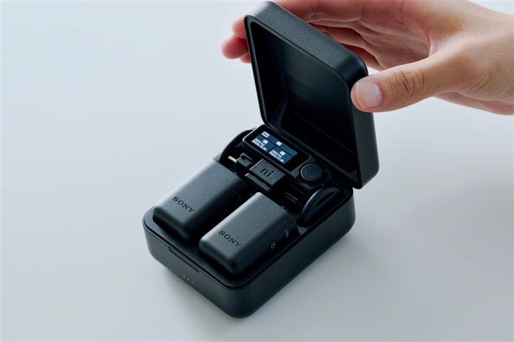 Набор Sony ECM-W5 с двумя передатчиками и приёмником в зарядном кейсе.