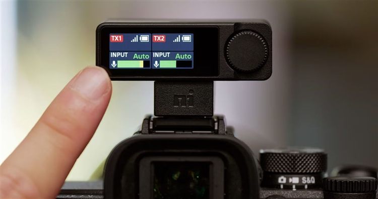 Приёмник Sony ECM-W5 на камере показывает уровни двух передатчиков.
