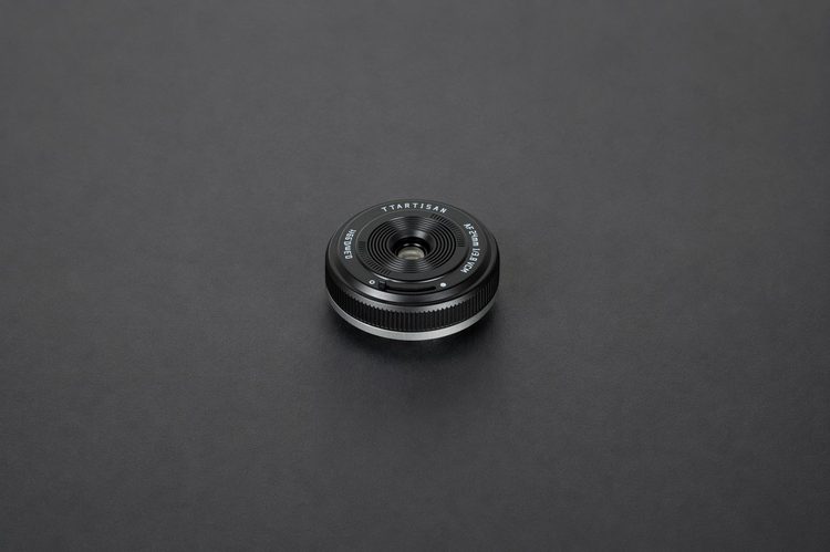 TTArtisan AF 24mm F3.8 Mini FE, вид спереди