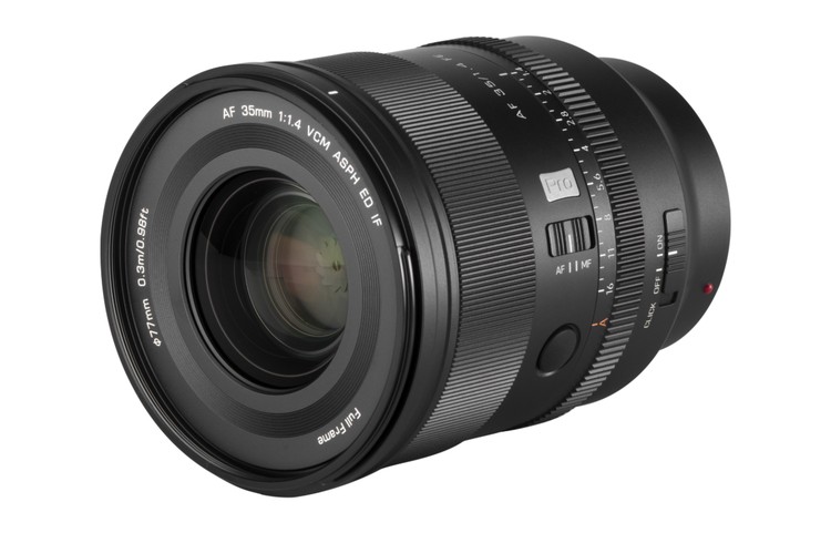 Viltrox 35mm F1.4 Pro FE в ракурсе спереди и сбоку